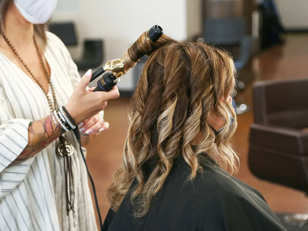 Profissional finalizando corte feminino